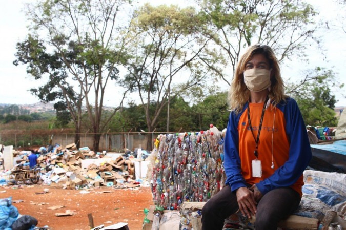Edivania Alves trabalha como triadora de resíduos em uma cooperativa e mobilizadora na cidade de São Sebastião - (crédito: Ana Rayssa/CB/D.A.Press)