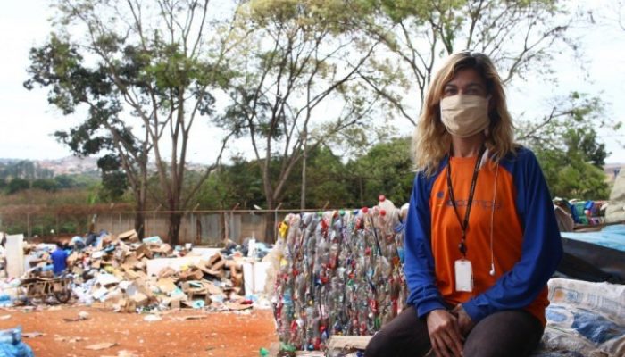 Edivania Alves trabalha como triadora de resíduos em uma cooperativa e mobilizadora na cidade de São Sebastião - (crédito: Ana Rayssa/CB/D.A.Press)